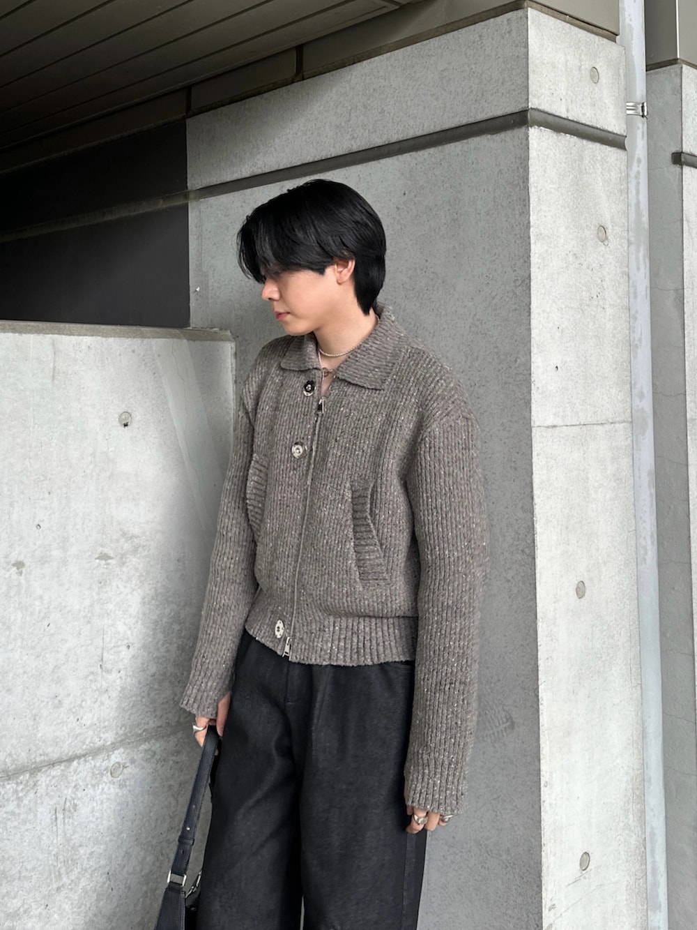 ブラック系のブーツを着用したメンズの冬コーディネートの4枚目の写真