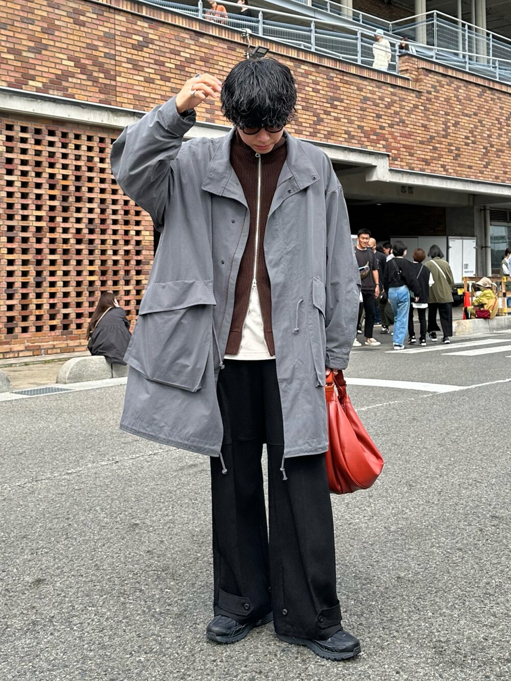 「秋っぽコーデ更新中、古着MIX、メガネ男子、カーゴパンツ、デートコーデ、ブラウン、テーマパークコーデ、ハロウィン、秋服コーデ、モッズコート、ドライバーズニット、ショルダーバッグ、レイヤードスタイル、UNIQLO、きれいめカジュアル」｜「YOELのYOEL - m-65 mods coat / モッズコート（モッズコート、グレー系）」を使った、syogoさん（骨格ストレート・メンズ・180cm）の秋コーディネートの4枚目の写真