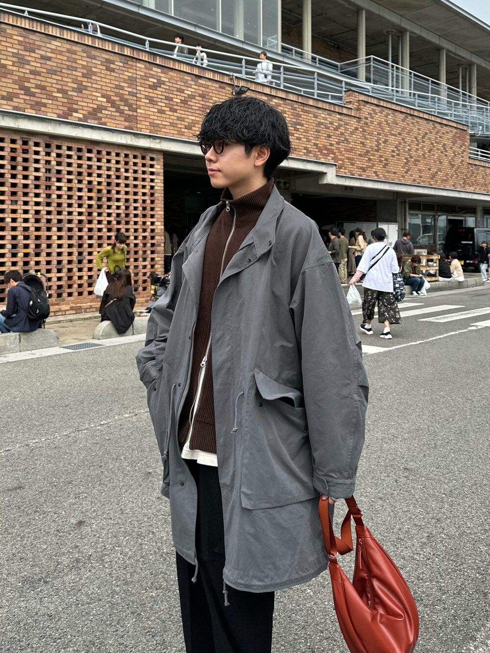 「秋っぽコーデ更新中、古着MIX、メガネ男子、カーゴパンツ、デートコーデ、ブラウン、テーマパークコーデ、ハロウィン、秋服コーデ、モッズコート、ドライバーズニット、ショルダーバッグ、レイヤードスタイル、UNIQLO、きれいめカジュアル」｜「YOELのYOEL - m-65 mods coat / モッズコート（モッズコート、グレー系）」を使った、syogoさん（骨格ストレート・メンズ・180cm）の秋コーディネートの2枚目の写真