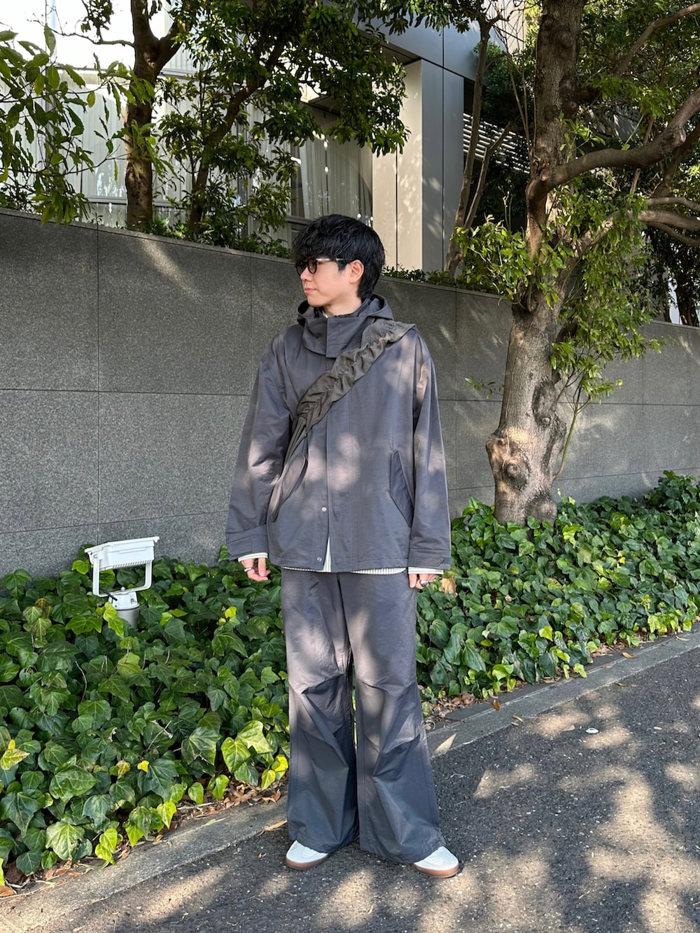 「春のおしゃ見えテクニック、カジュアルコーデ、春夏コーデ、プチプラ、ストーリート、春服みてみて、セットアップ、マウンテンパーカー、レイヤードスタイル、お出かけコーデ、ジャケットスタイル、古着MIX、シンプルコーデ、カーゴパンツ、ミリタリー」｜「selle glantの2WAY NYLON MOUNTAIN PARKA/2WAYナイロンマウンテンパーカー（マウンテンパーカー、グレー系）」を使った、syogoさん（骨格ストレート・メンズ・180cm）の春コーディネートの2枚目の写真