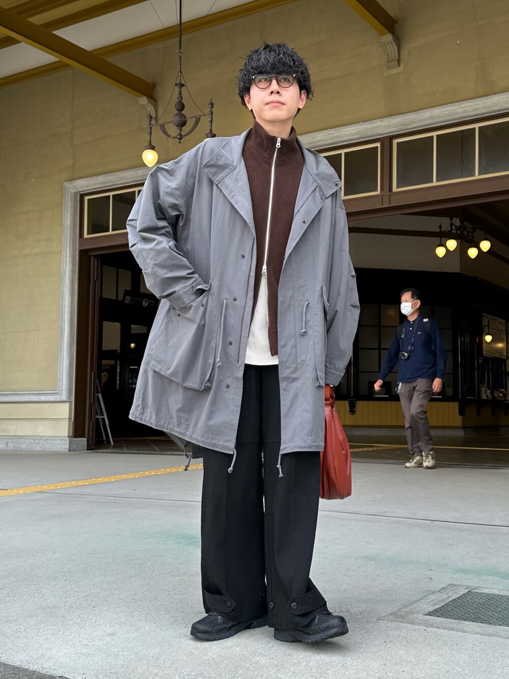 「秋っぽコーデ更新中、古着MIX、メガネ男子、カーゴパンツ、デートコーデ、ブラウン、テーマパークコーデ、ハロウィン、秋服コーデ、モッズコート、ドライバーズニット、ショルダーバッグ、レイヤードスタイル、UNIQLO、きれいめカジュアル」｜「YOELのYOEL - m-65 mods coat / モッズコート（モッズコート、グレー系）」を使った、syogoさん（骨格ストレート・メンズ・180cm）の秋コーディネートの3枚目の写真