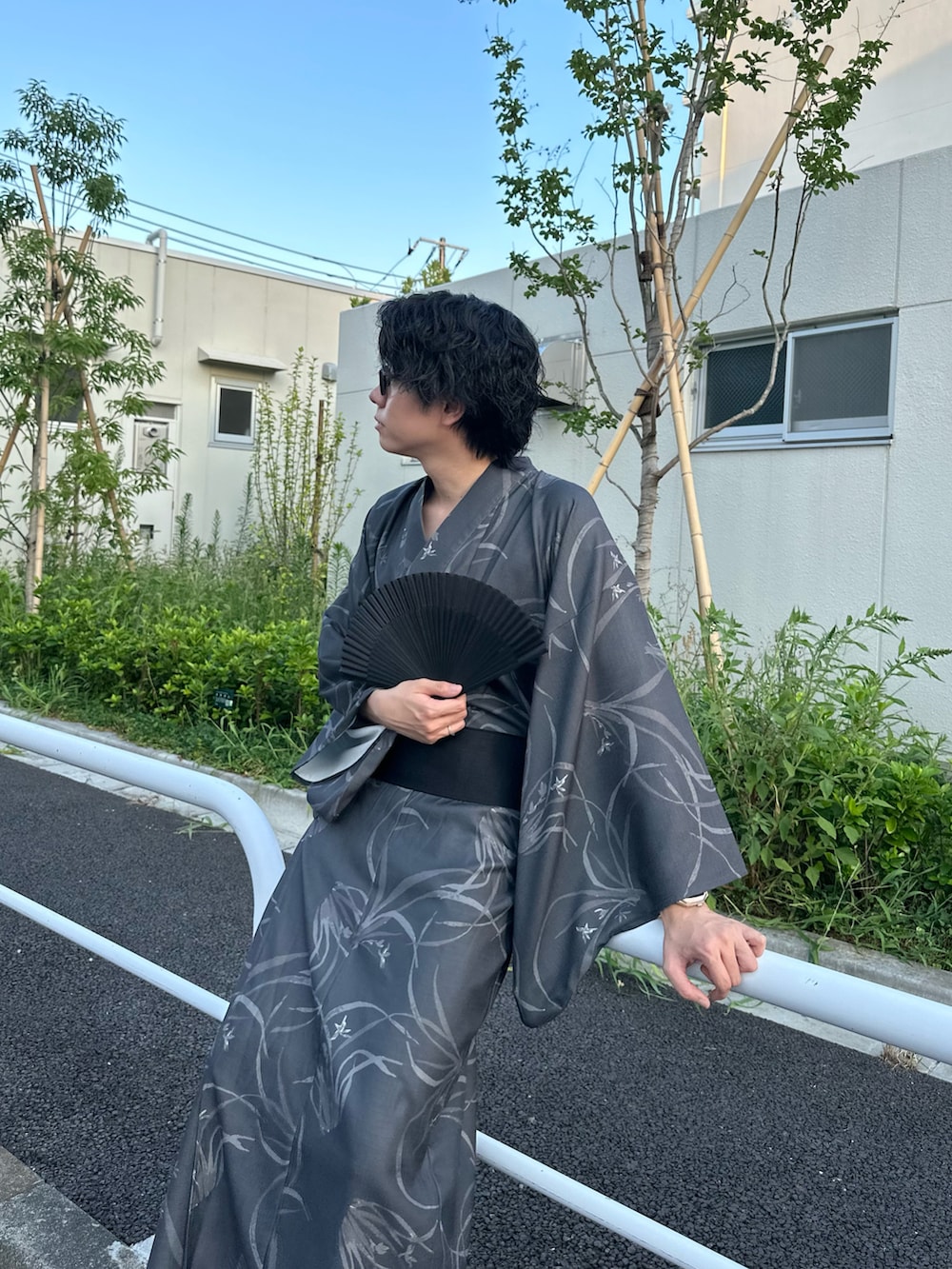 「アツいコーデ全部見せ、お出かけコーデ、プチプラ、大人カジュアル、シンプルコーデ、休日スタイル、WEARyouthコーデ、夏コーデ、サンダル、浴衣、花火大会、トングサンダル」｜「ONCILYのYUKATA 2SET / 浴衣2点セット【浴衣＋帯】（浴衣、グレー系）」を使った、syogoさん（骨格ストレート・メンズ・180cm）の夏コーディネートの4枚目の写真