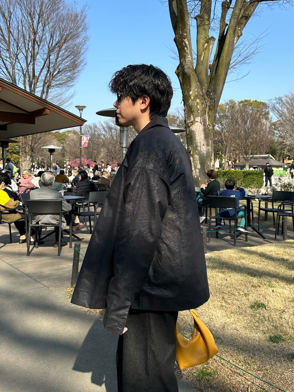 ブラック系のシャツ/ブラウス、グレー系のTシャツ/カットソー、ブラック系のデニムパンツを着用したメンズの秋コーディネートの3枚目の写真