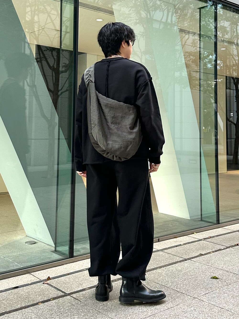 ブラック系のスウェット、ブラック系のスウェットパンツを着用したメンズの春コーディネートの3枚目の写真