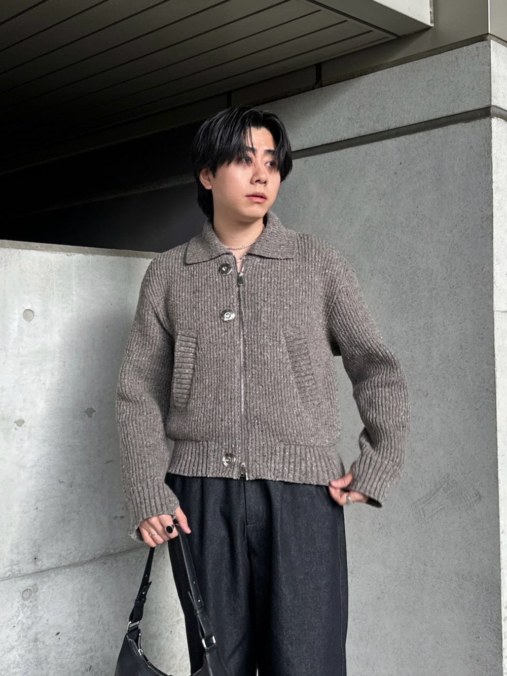 ブラック系のブーツを着用したメンズの冬コーディネートの3枚目の写真