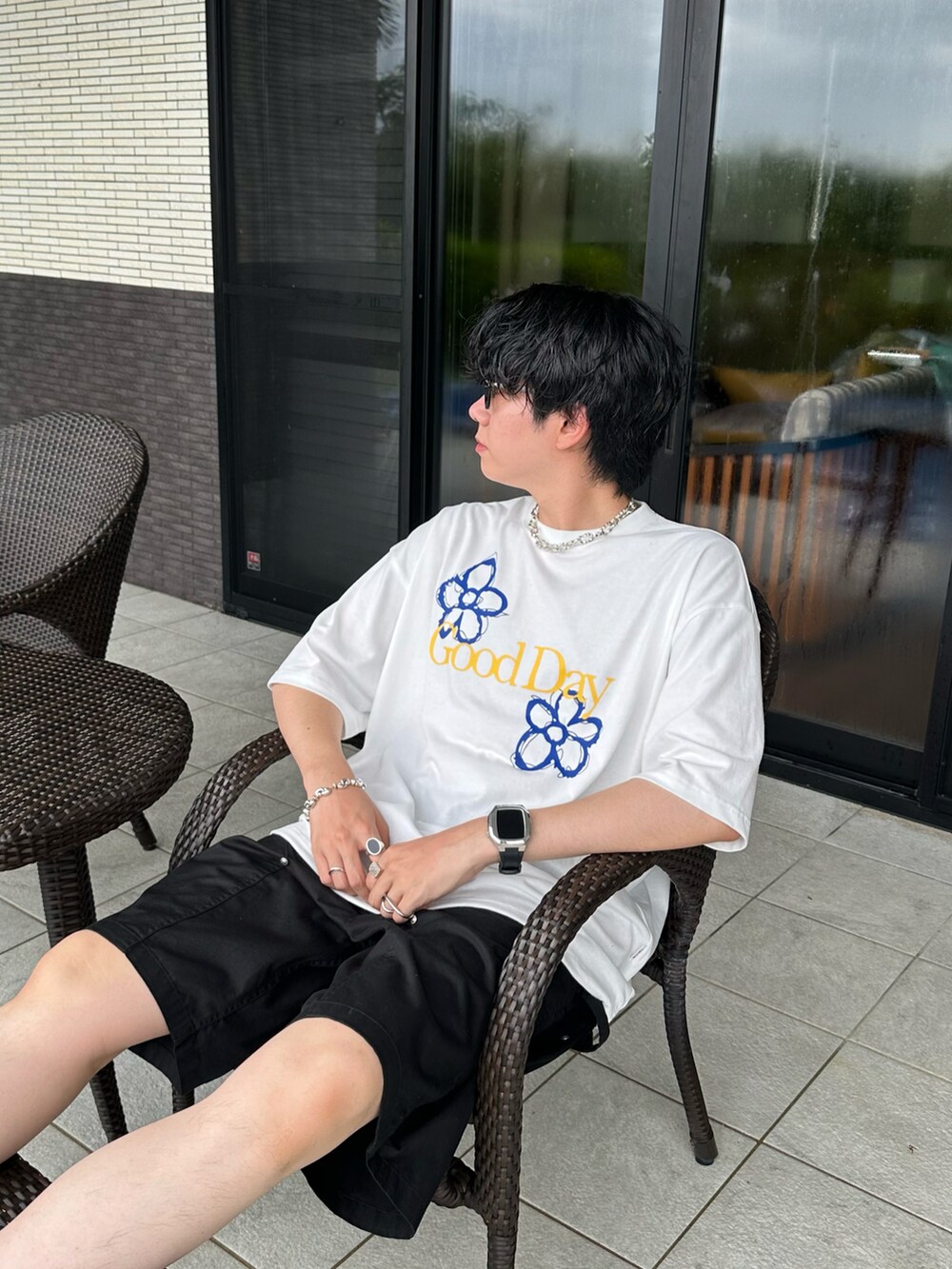 ホワイト系のTシャツ/カットソー、グレー系のその他パンツ、シルバー系のネックレスを着用したメンズの夏コーディネートの4枚目の写真