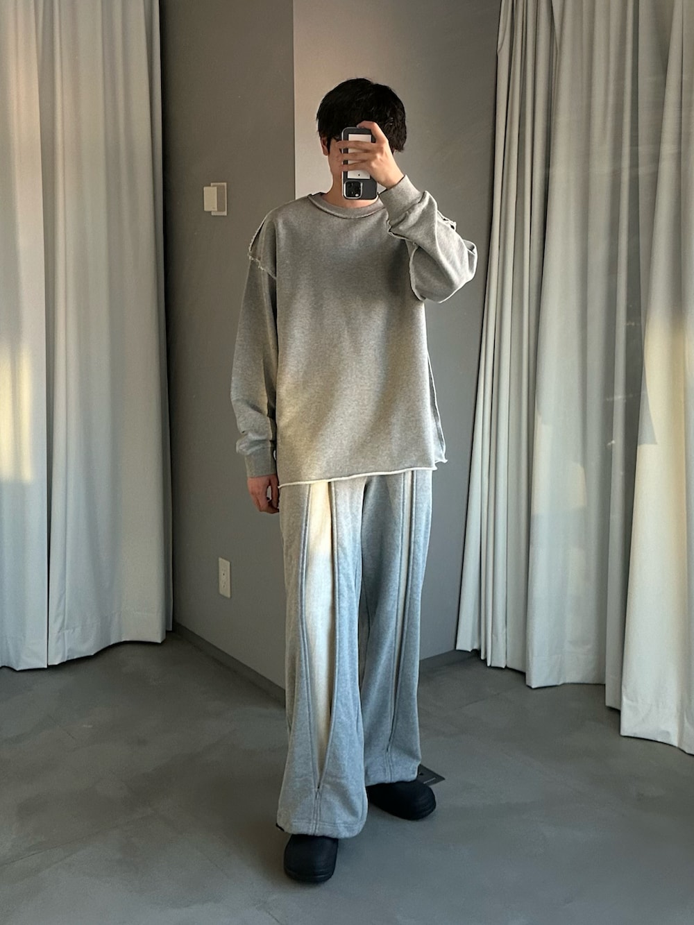 グレー系のスウェット、グレー系のスウェットパンツを着用したメンズの春コーディネートの4枚目の写真