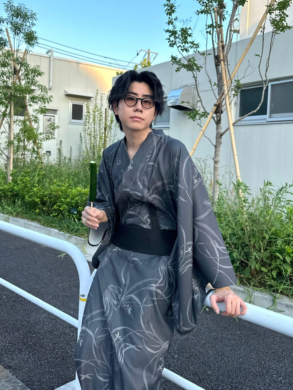 「アツいコーデ全部見せ、お出かけコーデ、プチプラ、大人カジュアル、シンプルコーデ、休日スタイル、WEARyouthコーデ、夏コーデ、サンダル、浴衣、花火大会、トングサンダル」｜「ONCILYのYUKATA 2SET / 浴衣2点セット【浴衣＋帯】（浴衣、グレー系）」を使った、syogoさん（骨格ストレート・メンズ・180cm）の夏コーディネートの3枚目の写真