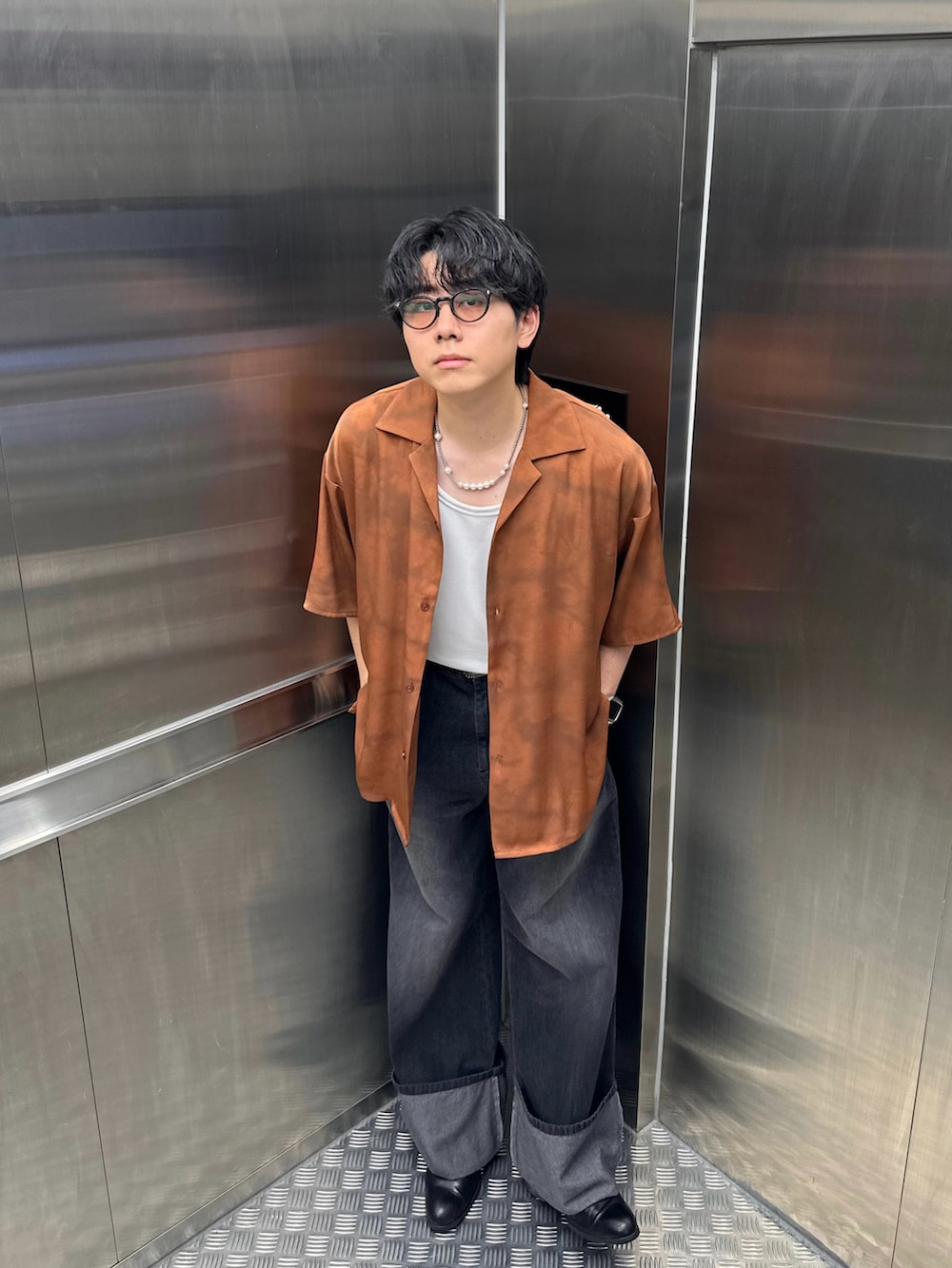 オレンジ系のシャツ/ブラウス、ブラック系のデニムパンツ、ホワイト系のTシャツ/カットソーを着用したメンズの夏コーディネートの4枚目の写真