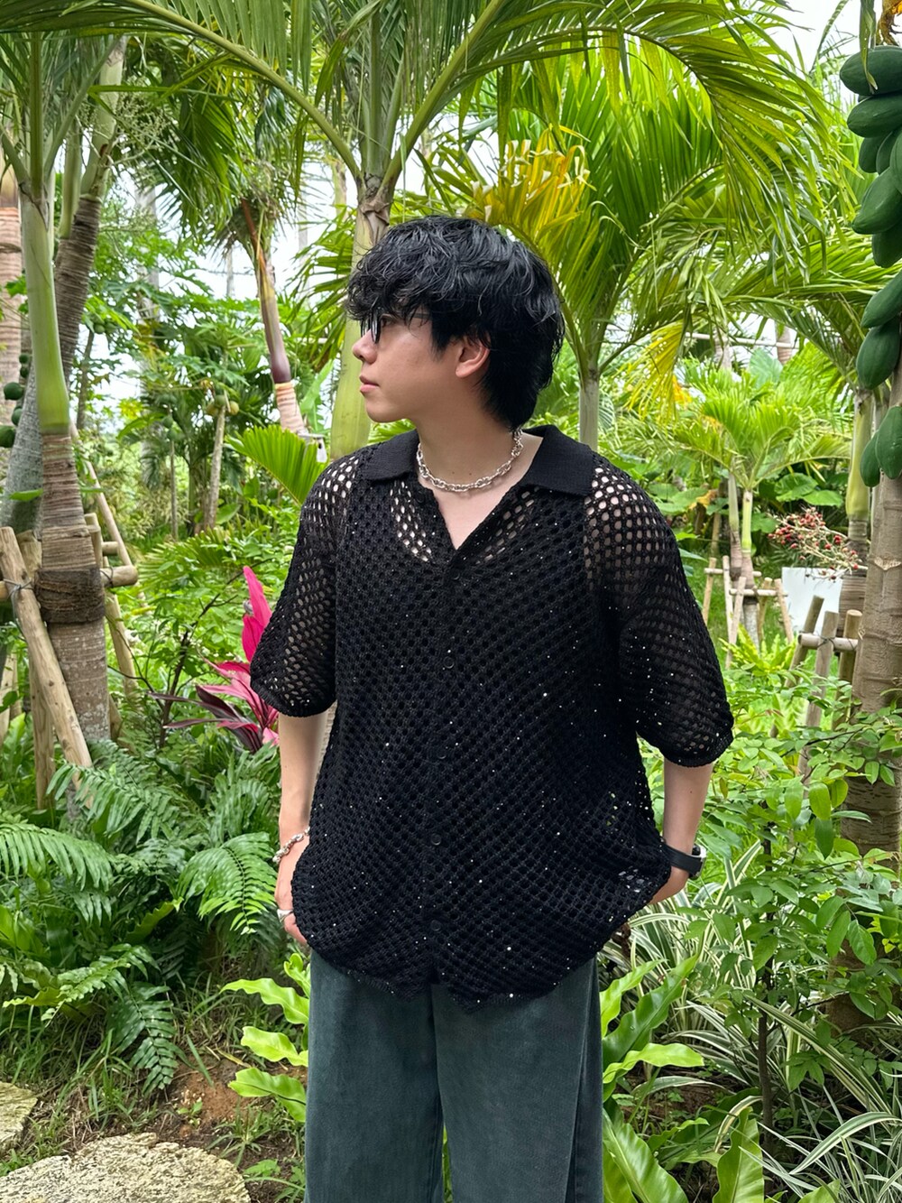 ブラック系のシャツ/ブラウス、ブルー系のデニムパンツ、シルバー系のネックレスを着用したメンズの夏コーディネートの3枚目の写真