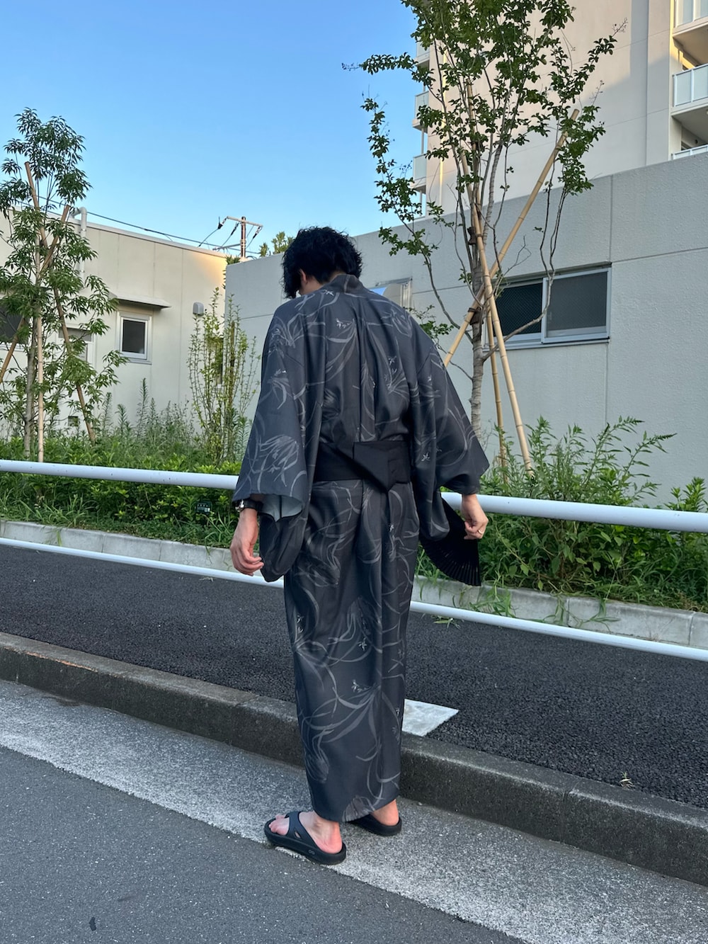 「アツいコーデ全部見せ、お出かけコーデ、プチプラ、大人カジュアル、シンプルコーデ、休日スタイル、WEARyouthコーデ、夏コーデ、サンダル、浴衣、花火大会、トングサンダル」｜「ONCILYのYUKATA 2SET / 浴衣2点セット【浴衣＋帯】（浴衣、グレー系）」を使った、syogoさん（骨格ストレート・メンズ・180cm）の夏コーディネートの2枚目の写真