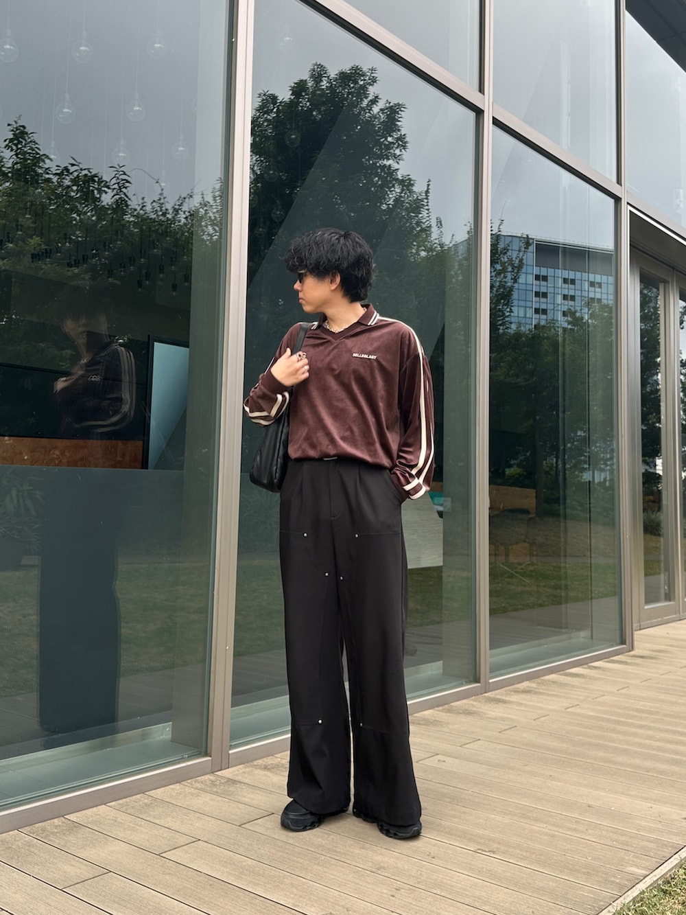 ブラウン系のTシャツ/カットソーを着用したメンズの秋コーディネートの2枚目の写真