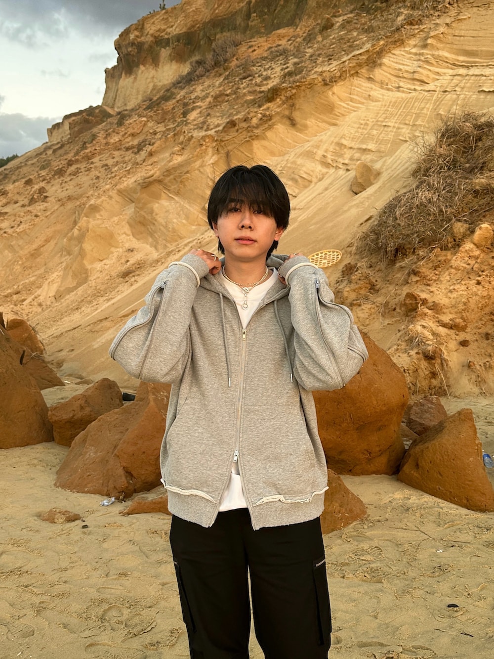 ブラック系のモッズコート、ブラック系のカーゴパンツ、ブラック系のブーツを着用したメンズの冬コーディネートの4枚目の写真