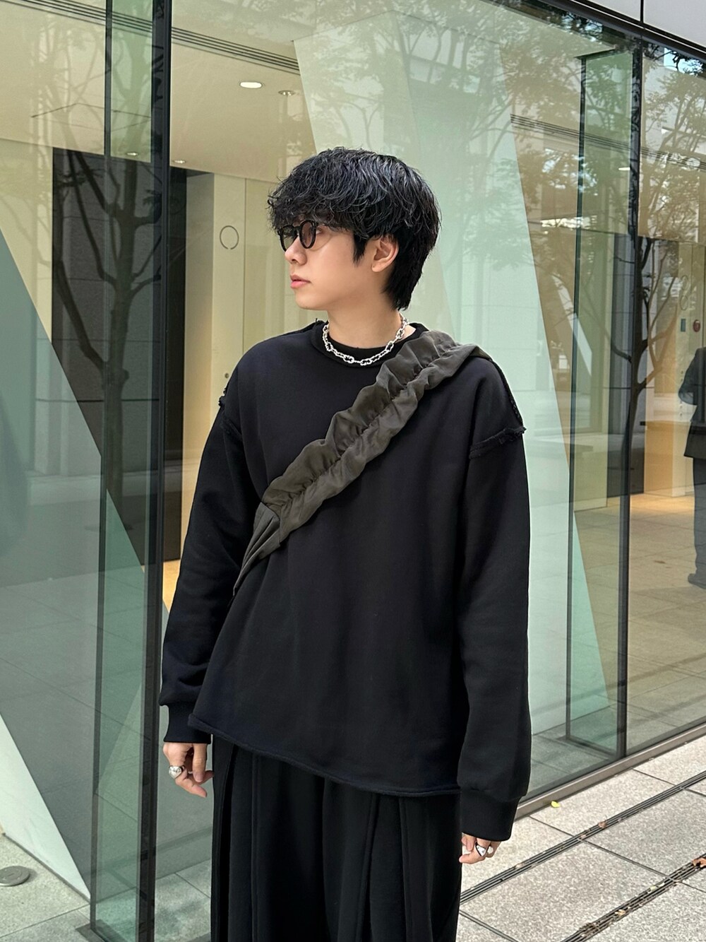 ブラック系のスウェット、ブラック系のスウェットパンツを着用したメンズの春コーディネートの5枚目の写真