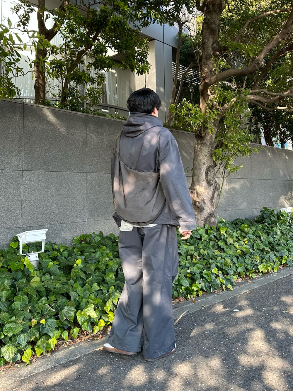 「春のおしゃ見えテクニック、カジュアルコーデ、春夏コーデ、プチプラ、ストーリート、春服みてみて、セットアップ、マウンテンパーカー、レイヤードスタイル、お出かけコーデ、ジャケットスタイル、古着MIX、シンプルコーデ、カーゴパンツ、ミリタリー」｜「selle glantの2WAY NYLON MOUNTAIN PARKA/2WAYナイロンマウンテンパーカー（マウンテンパーカー、グレー系）」を使った、syogoさん（骨格ストレート・メンズ・180cm）の春コーディネートの4枚目の写真