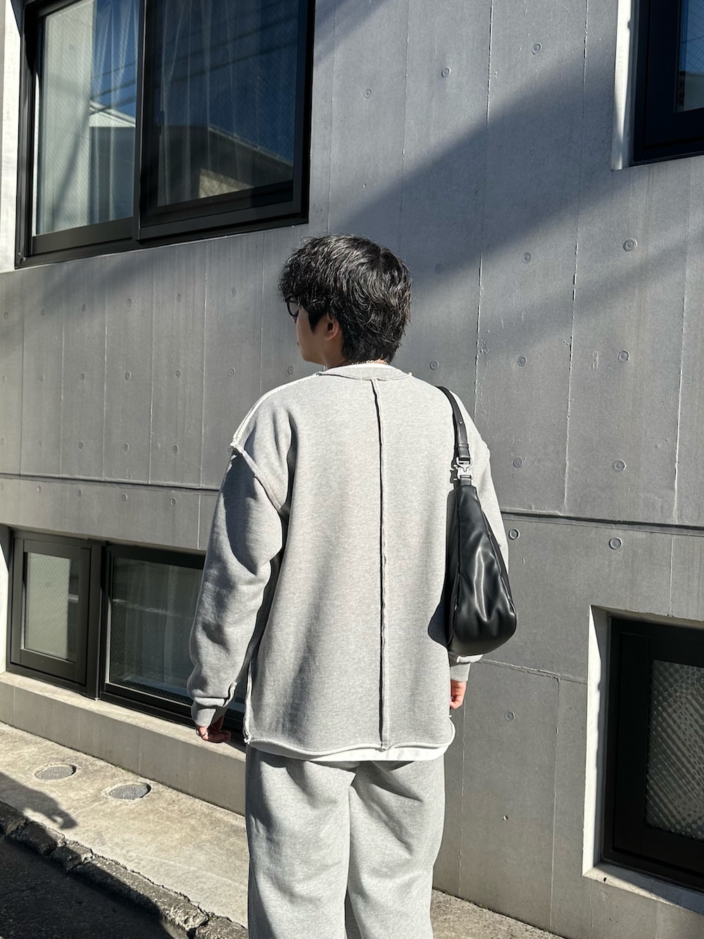 グレー系のスウェット、グレー系のスウェットパンツを着用したメンズの春コーディネートの3枚目の写真