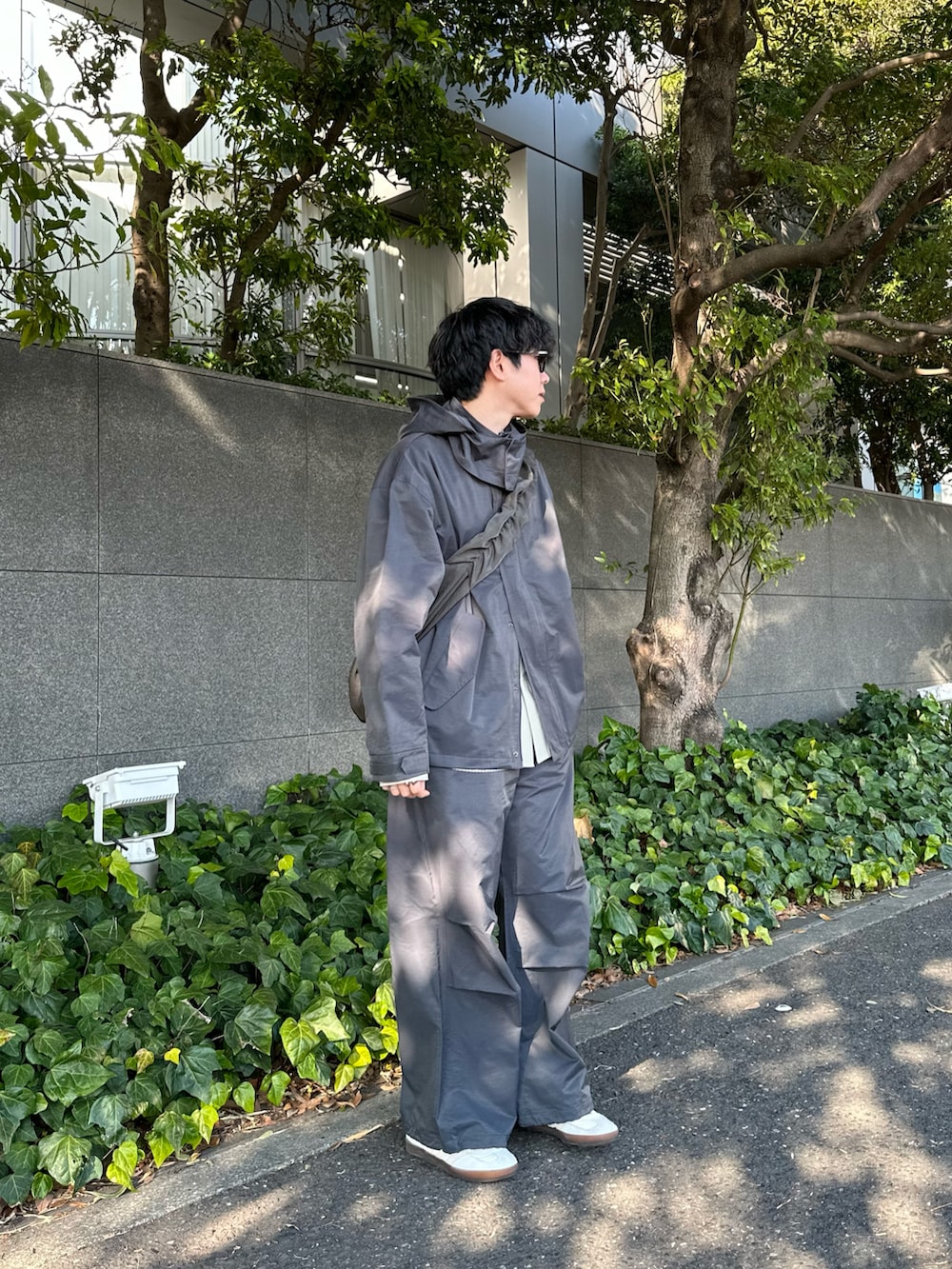 「春のおしゃ見えテクニック、カジュアルコーデ、春夏コーデ、プチプラ、ストーリート、春服みてみて、セットアップ、マウンテンパーカー、レイヤードスタイル、お出かけコーデ、ジャケットスタイル、古着MIX、シンプルコーデ、カーゴパンツ、ミリタリー」｜「selle glantの2WAY NYLON MOUNTAIN PARKA/2WAYナイロンマウンテンパーカー（マウンテンパーカー、グレー系）」を使った、syogoさん（骨格ストレート・メンズ・180cm）の春コーディネートの3枚目の写真