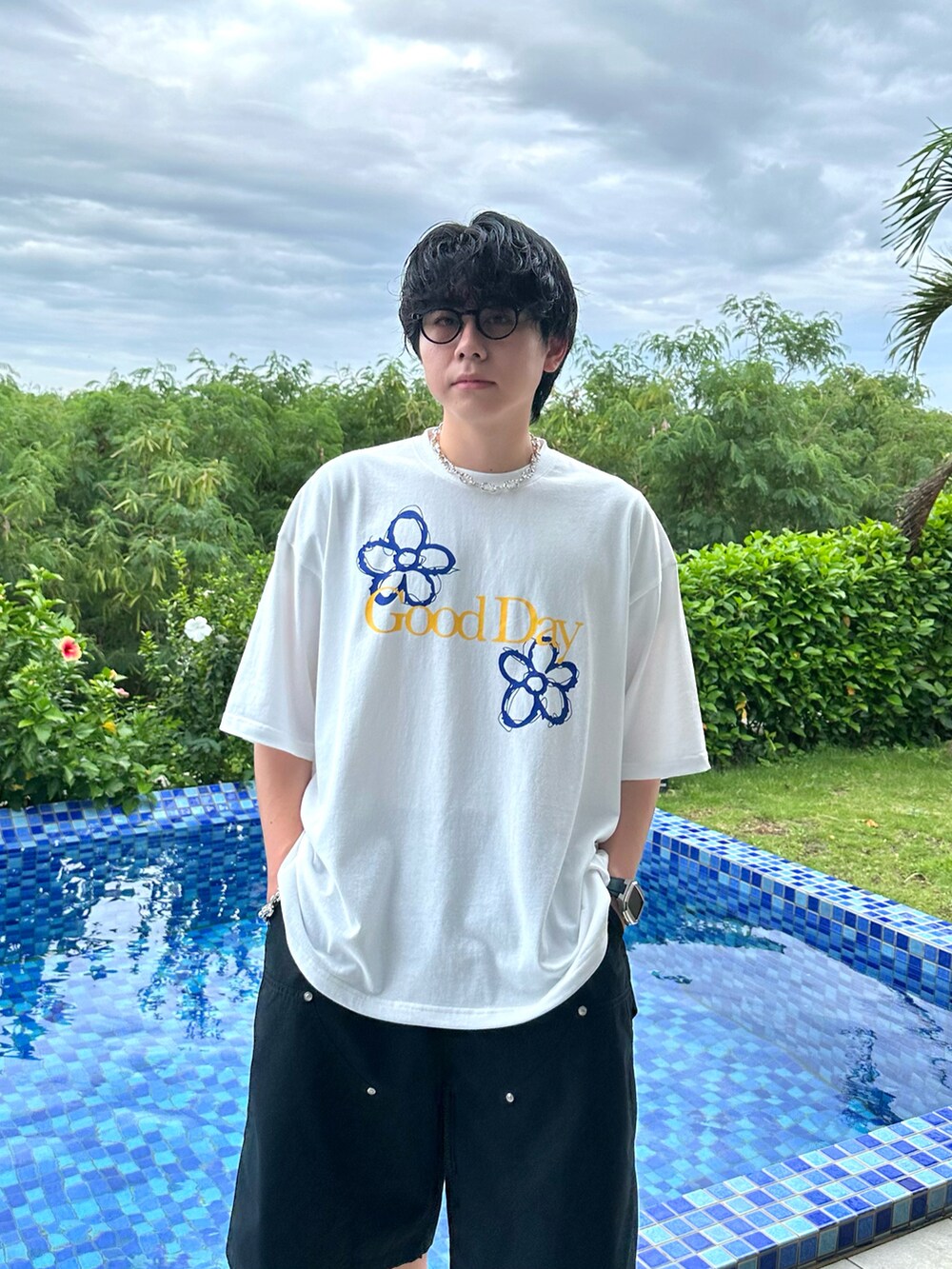 ホワイト系のTシャツ/カットソー、グレー系のその他パンツ、シルバー系のネックレスを着用したメンズの夏コーディネートの2枚目の写真