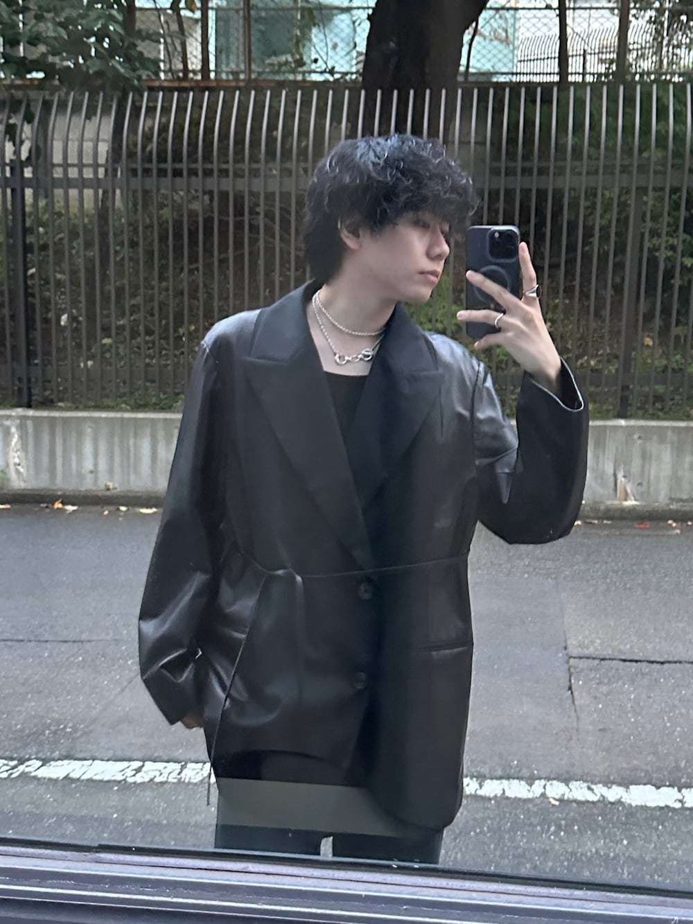 ブラック系のデニムパンツを着用したメンズの秋コーディネートの4枚目の写真