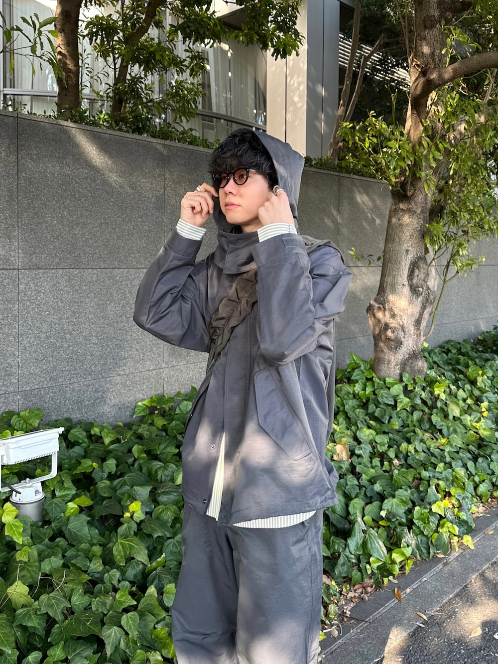 「春のおしゃ見えテクニック、カジュアルコーデ、春夏コーデ、プチプラ、ストーリート、春服みてみて、セットアップ、マウンテンパーカー、レイヤードスタイル、お出かけコーデ、ジャケットスタイル、古着MIX、シンプルコーデ、カーゴパンツ、ミリタリー」｜「selle glantの2WAY NYLON MOUNTAIN PARKA/2WAYナイロンマウンテンパーカー（マウンテンパーカー、グレー系）」を使った、syogoさん（骨格ストレート・メンズ・180cm）の春コーディネートの5枚目の写真