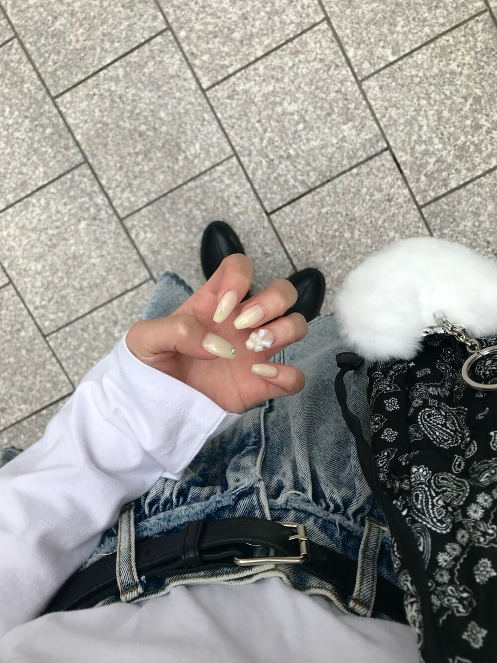 ブラック系のショルダーバッグ、ブラック系のキャップを着用したレディースの夏コーディネートの2枚目の写真