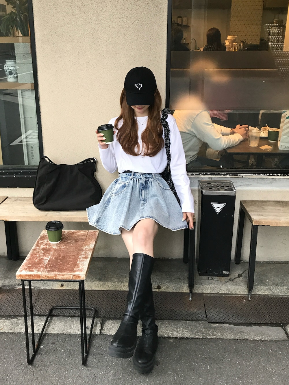 ブラック系のショルダーバッグ、ブラック系のキャップを着用したレディースの夏コーディネートの3枚目の写真