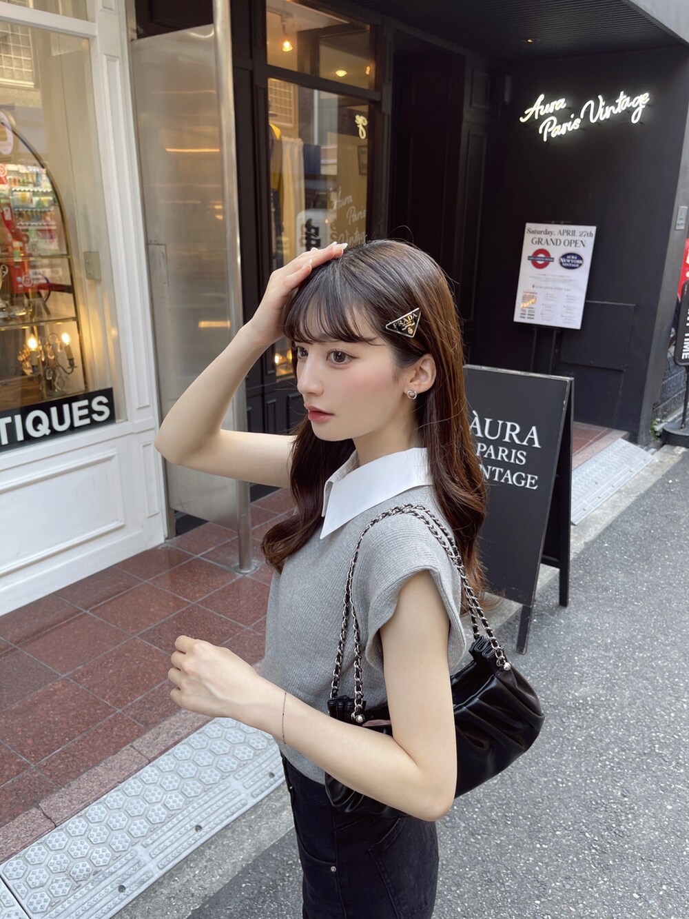 グレー系のトップスを着用したレディースの夏コーディネートの3枚目の写真