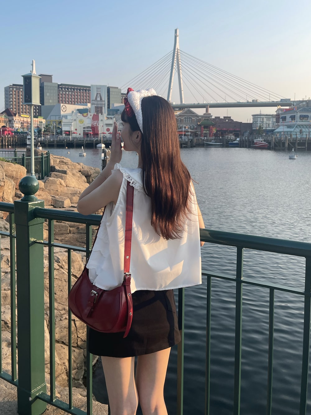 ホワイト系のシャツ/ブラウス、ブラック系のパンプスを着用したレディースの夏コーディネートの4枚目の写真