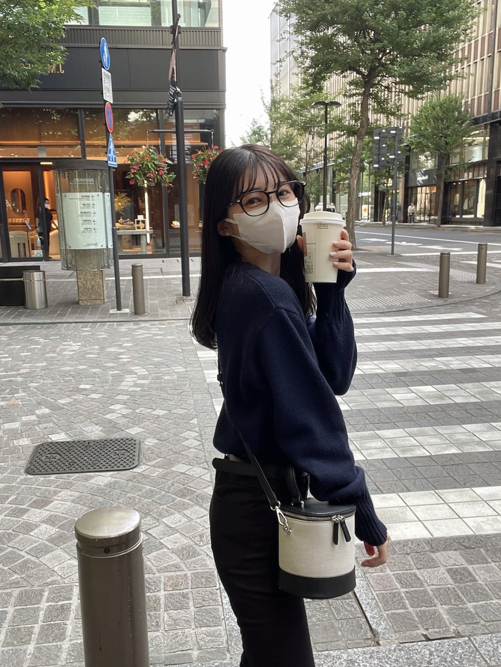 ブルー系のニット/セーターを着用したレディースの春コーディネートの3枚目の写真