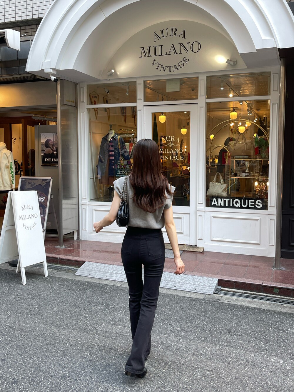 グレー系のトップスを着用したレディースの夏コーディネートの2枚目の写真