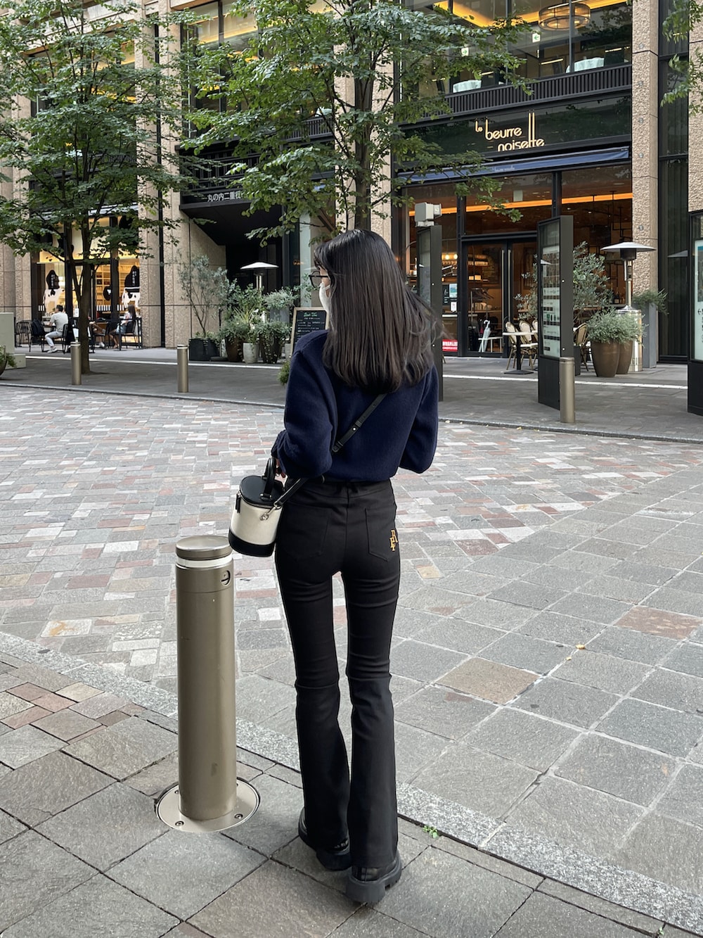 ブルー系のニット/セーターを着用したレディースの春コーディネートの2枚目の写真