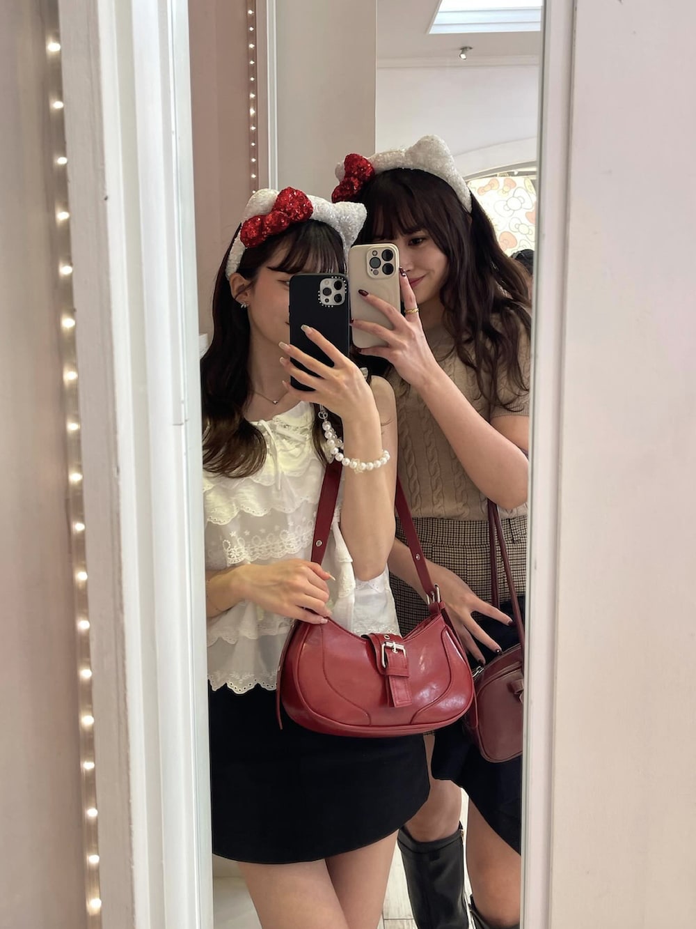 ホワイト系のシャツ/ブラウス、ブラック系のパンプスを着用したレディースの夏コーディネートの2枚目の写真