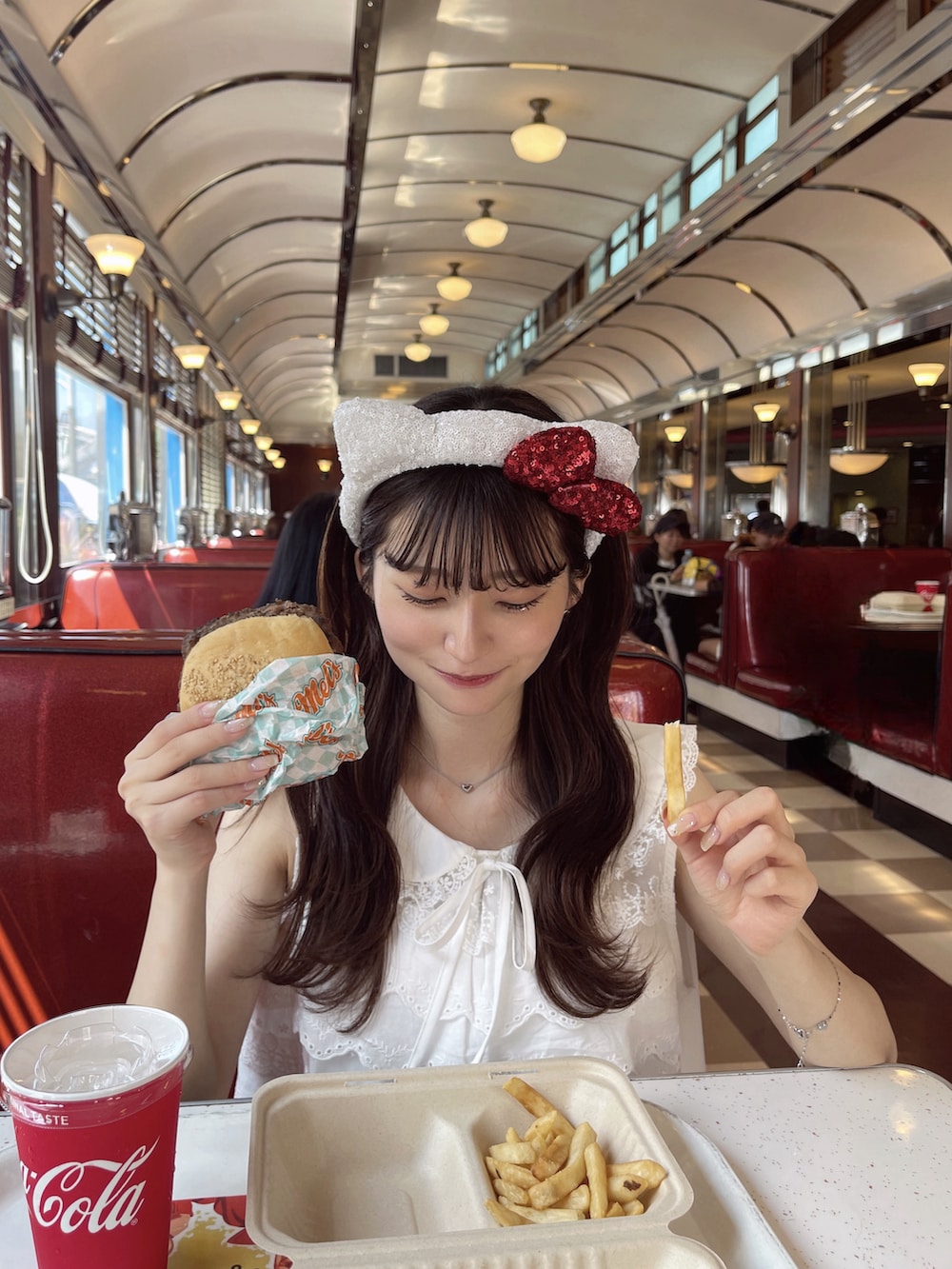 ホワイト系のシャツ/ブラウス、ブラック系のパンプスを着用したレディースの夏コーディネートの3枚目の写真