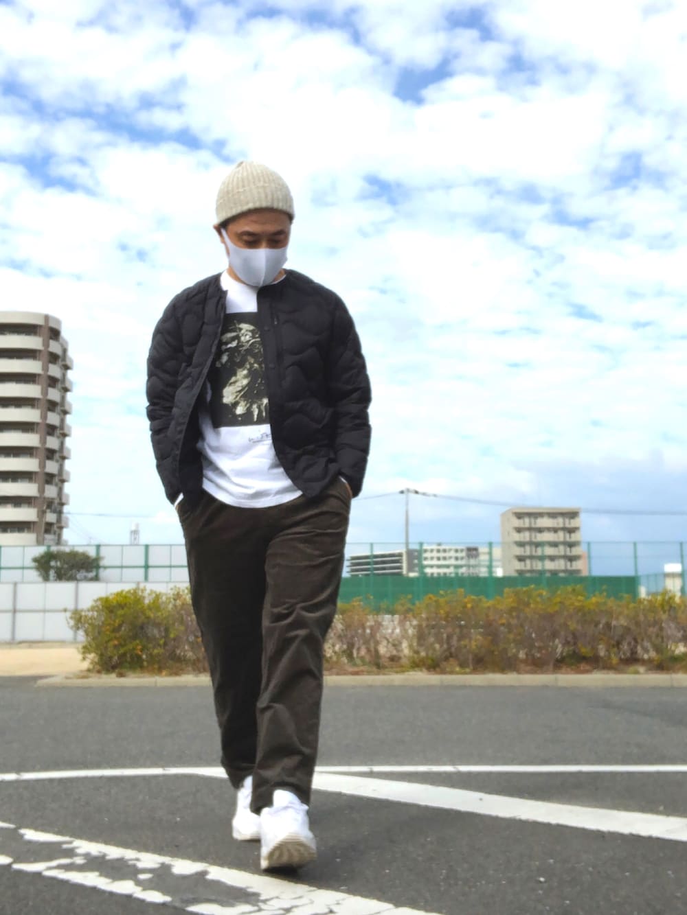 ブラック系のダウンジャケット/コート、ホワイト系のTシャツ/カットソー、グレー系のその他パンツを着用したメンズの冬コーディネートの2枚目の写真