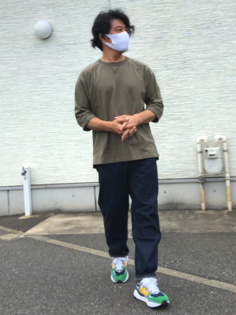 グリーン系のTシャツ/カットソー、ブルー系のデニムパンツ、その他のスニーカーを着用したメンズの夏コーディネートの2枚目の写真