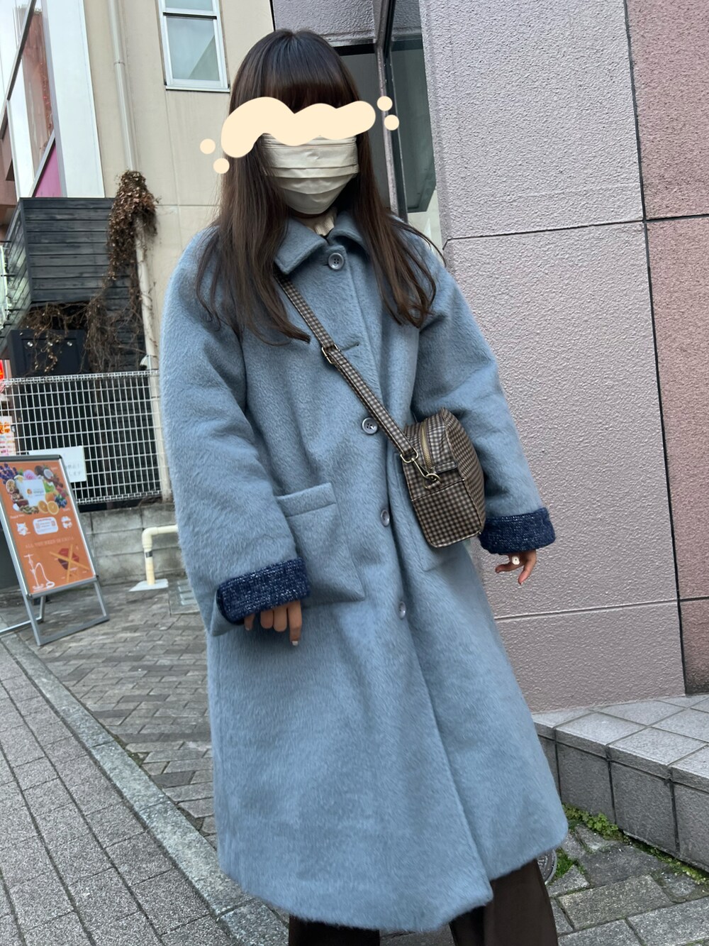 ブラウン系のショルダーバッグ、ブルー系のジャケット/アウターを着用したレディースの冬コーディネートの2枚目の写真