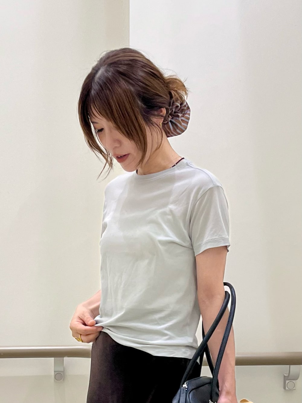 ブルー系のTシャツ/カットソー、ブラウン系のスカート、ブラック系のサンダルを着用したレディースの夏コーディネートの3枚目の写真