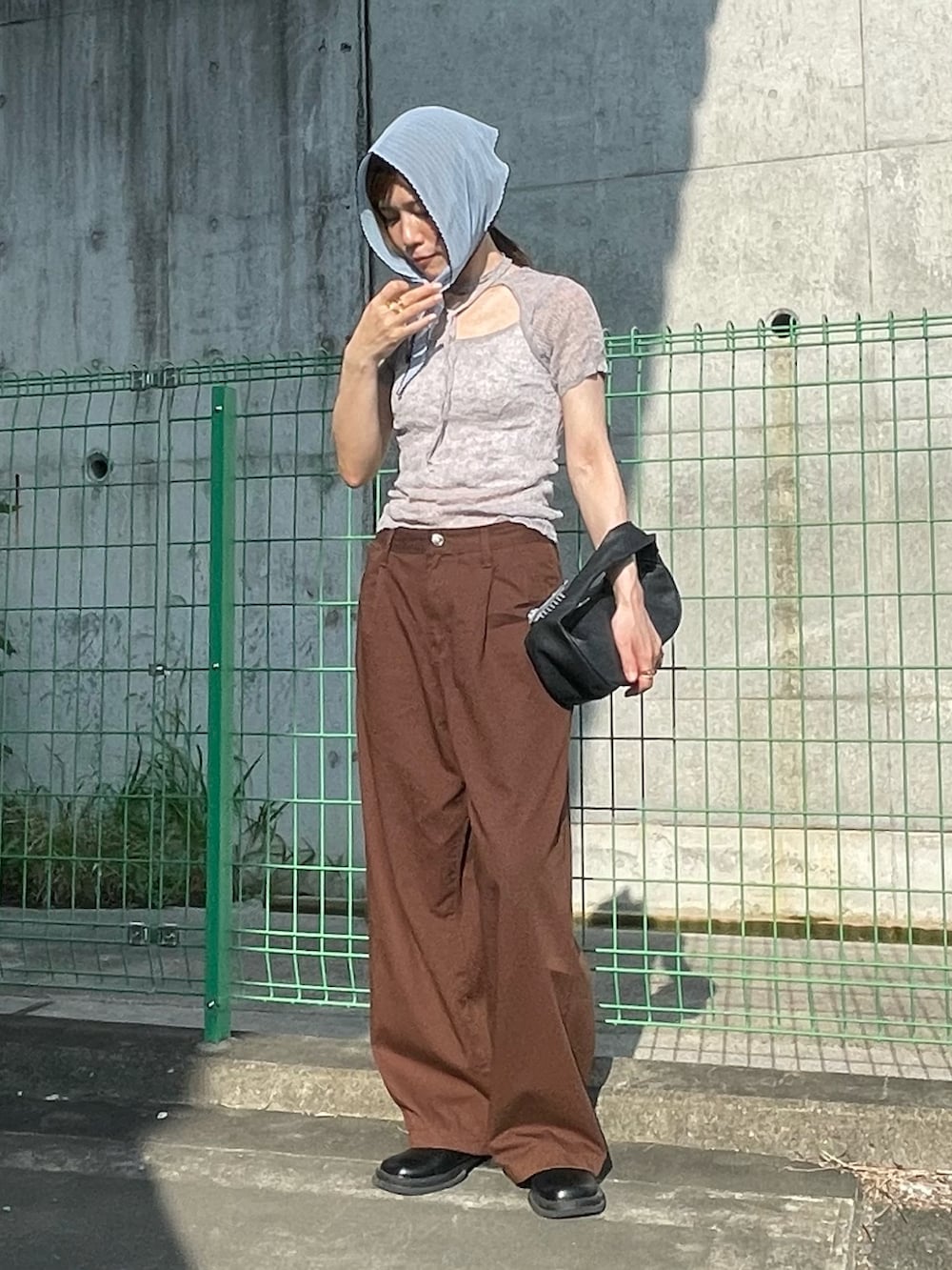 ブルー系のTシャツ/カットソー、ブラック系のスリッポン、その他のバンダナ/スカーフを着用したレディースの夏コーディネートの5枚目の写真