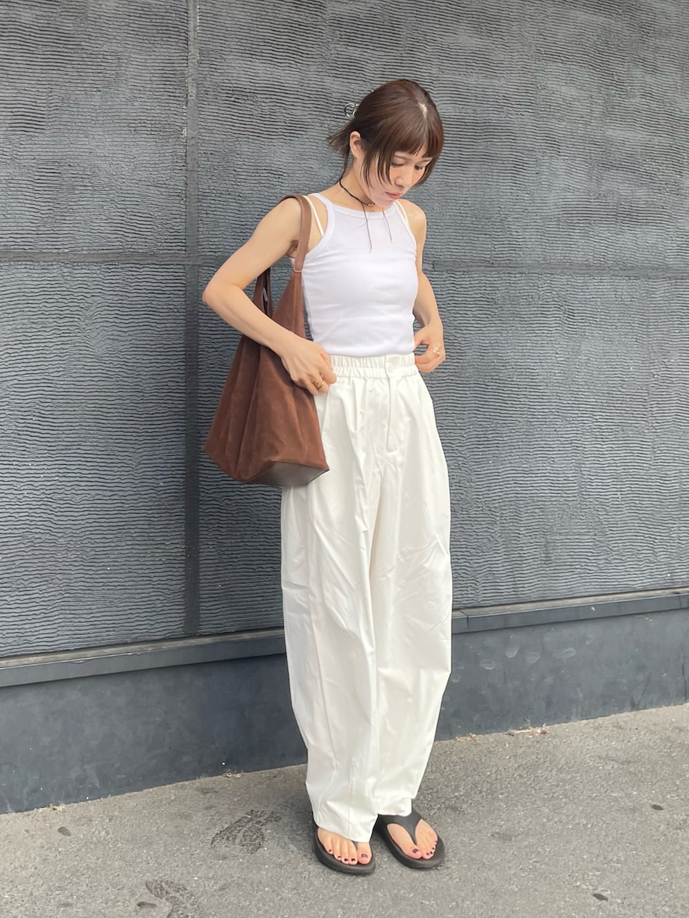 ホワイト系のキャミソール、ホワイト系のその他パンツ、ブラック系のサンダルを着用したレディースの夏コーディネートの3枚目の写真