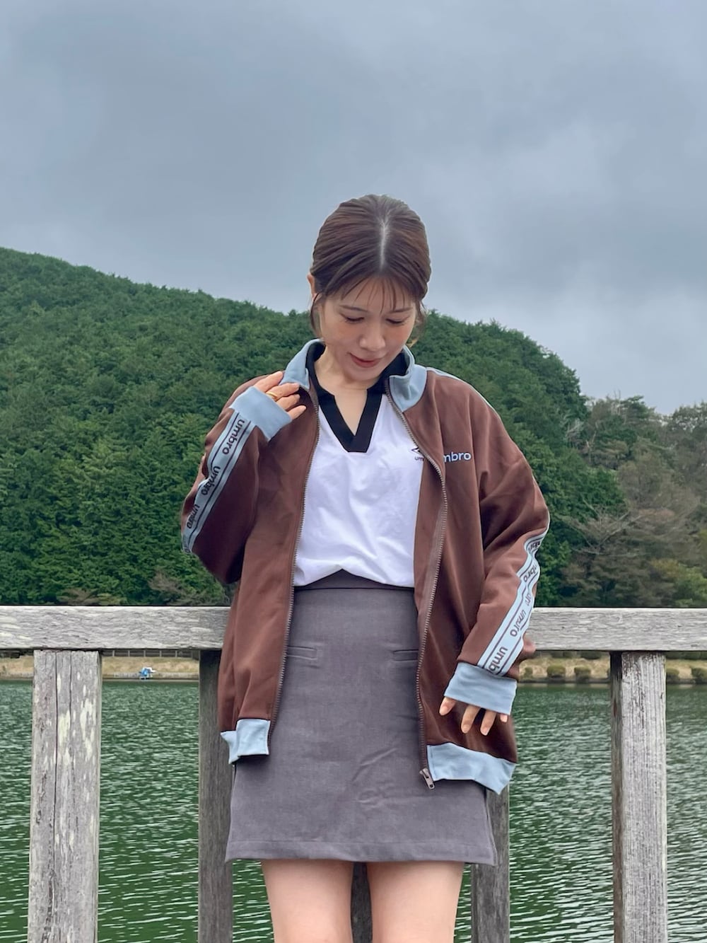 ブラウン系のジャージ、ホワイト系のTシャツ/カットソー、ブラック系のブーツを着用したレディースの秋コーディネートの2枚目の写真