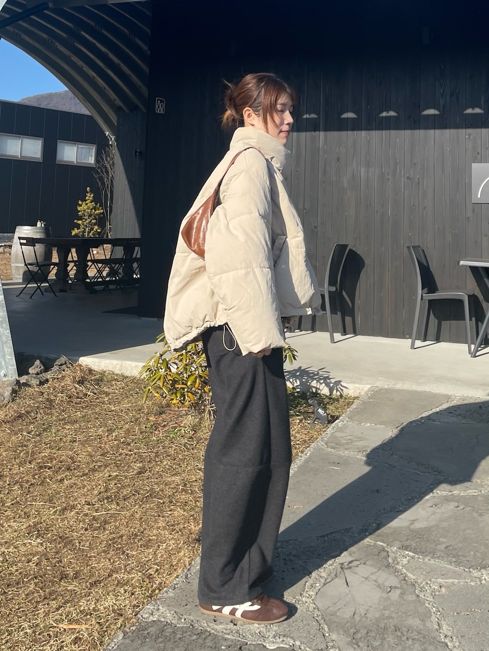 ベージュ系のその他アウター、グレー系のパンツ、ブラウン系のスニーカーを着用したレディースの冬コーディネートの5枚目の写真