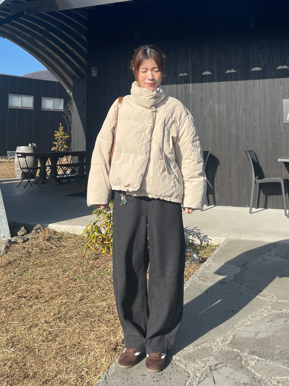 ベージュ系のその他アウター、グレー系のパンツ、ブラウン系のスニーカーを着用したレディースの冬コーディネートの3枚目の写真