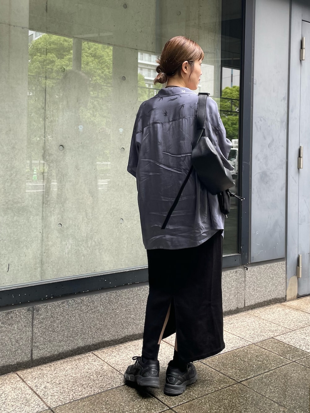 ブルー系のシャツ/ブラウス、ブラック系のワンピース、ブラック系のスニーカーを着用したレディースの夏コーディネートの4枚目の写真