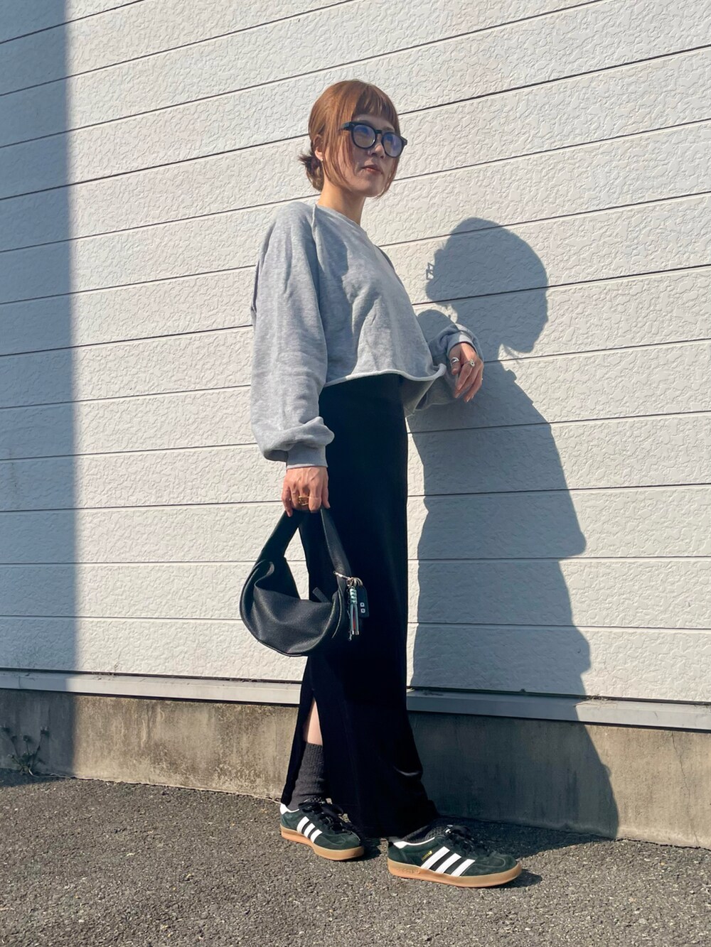 グレー系のスウェット、ブラック系のスニーカー、ブラック系のメガネを着用したレディースの春コーディネートの5枚目の写真