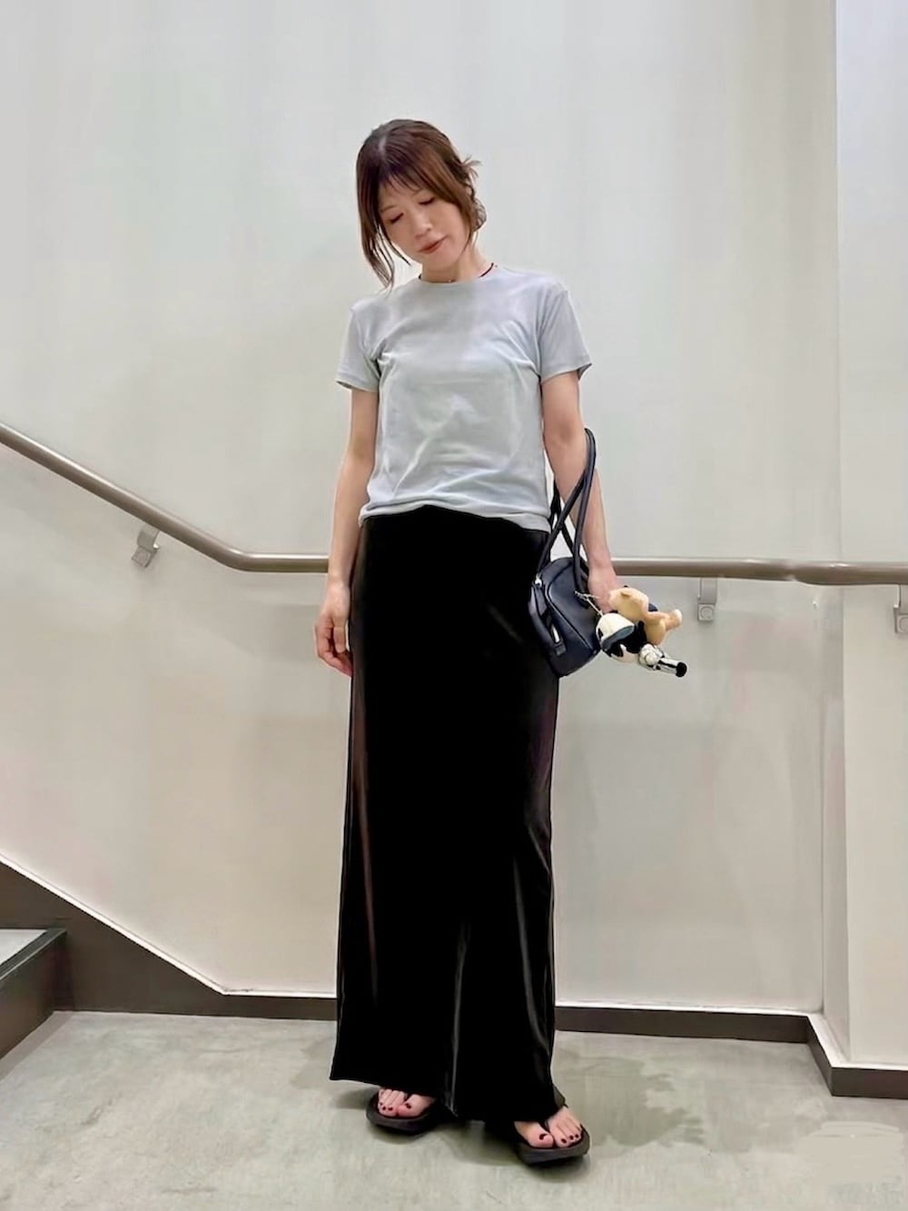 ブルー系のTシャツ/カットソー、ブラウン系のスカート、ブラック系のサンダルを着用したレディースの夏コーディネートの2枚目の写真