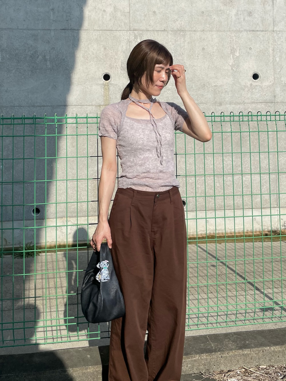 ブルー系のTシャツ/カットソー、ブラック系のスリッポン、その他のバンダナ/スカーフを着用したレディースの夏コーディネートの2枚目の写真