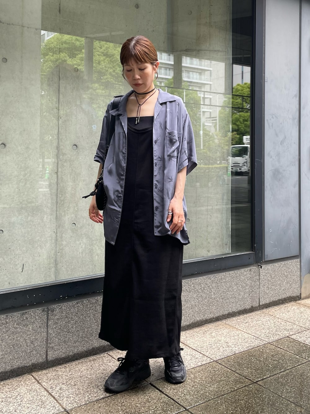 ブルー系のシャツ/ブラウス、ブラック系のワンピース、ブラック系のスニーカーを着用したレディースの夏コーディネートの3枚目の写真