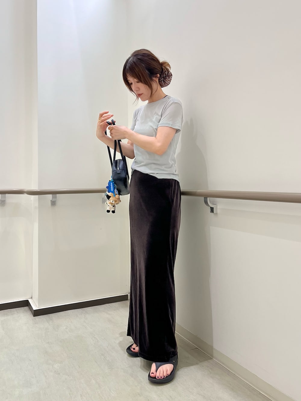 ブルー系のTシャツ/カットソー、ブラウン系のスカート、ブラック系のサンダルを着用したレディースの夏コーディネートの4枚目の写真