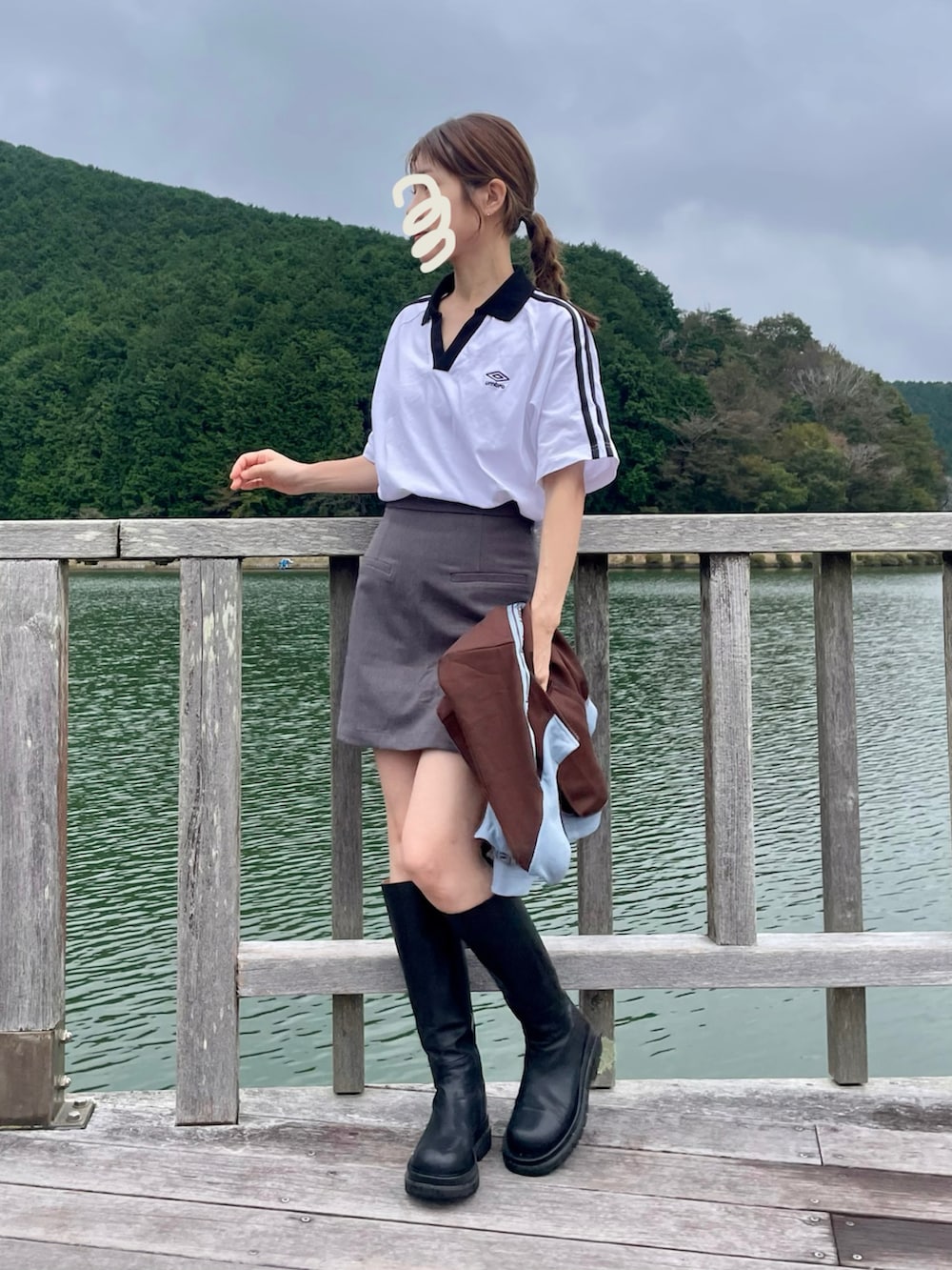 ブラウン系のジャージ、ホワイト系のTシャツ/カットソー、ブラック系のブーツを着用したレディースの秋コーディネートの4枚目の写真