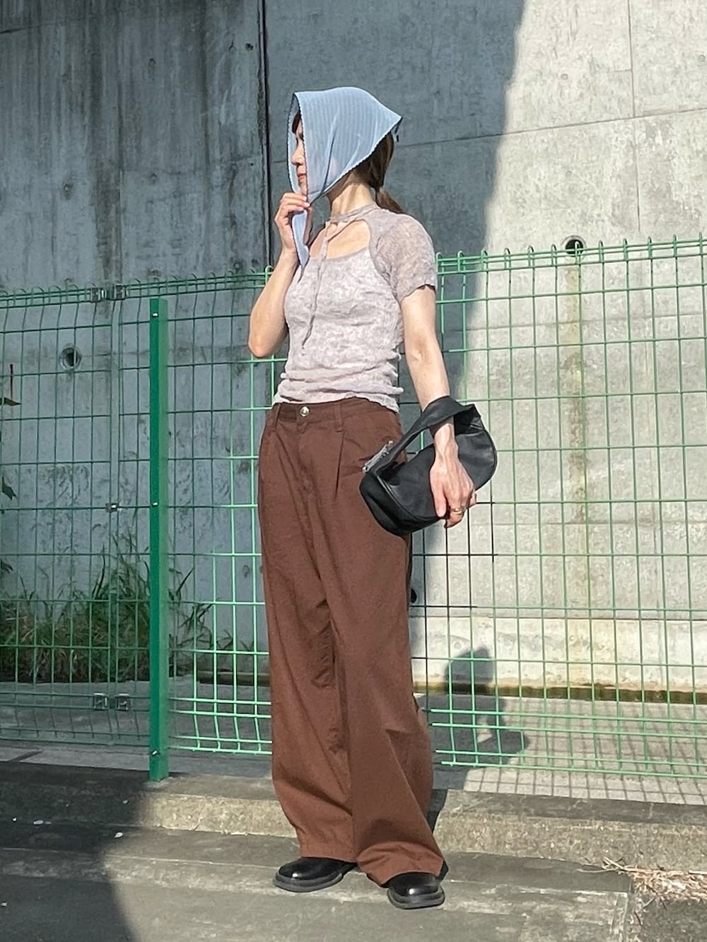ブルー系のTシャツ/カットソー、ブラック系のスリッポン、その他のバンダナ/スカーフを着用したレディースの夏コーディネートの4枚目の写真